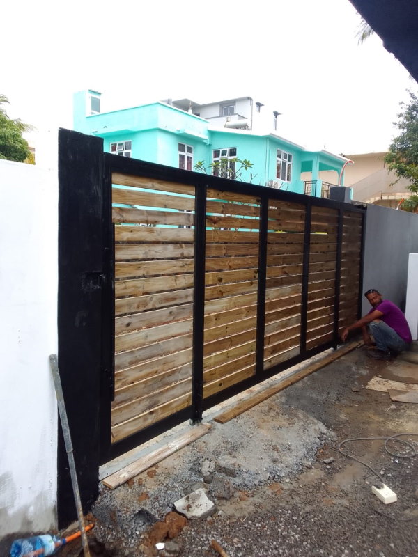 New gate with our tubes at Triolet